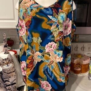 D womens Maggie Sweet sleeveless floral plus size top 1X. EUC